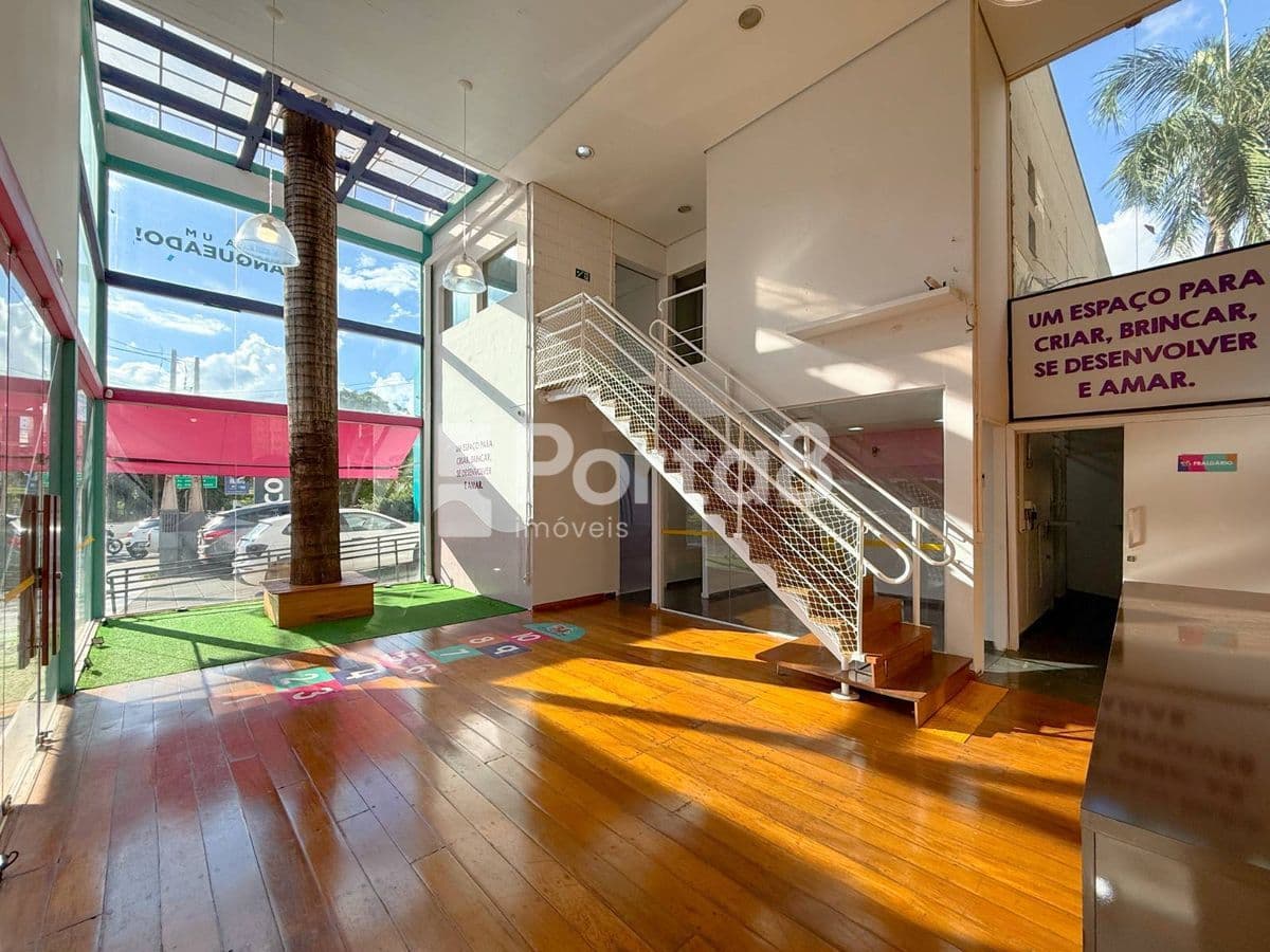 Prédio comercial com 7 salas no Parque Estoril, próximo ao Plaza Shopping