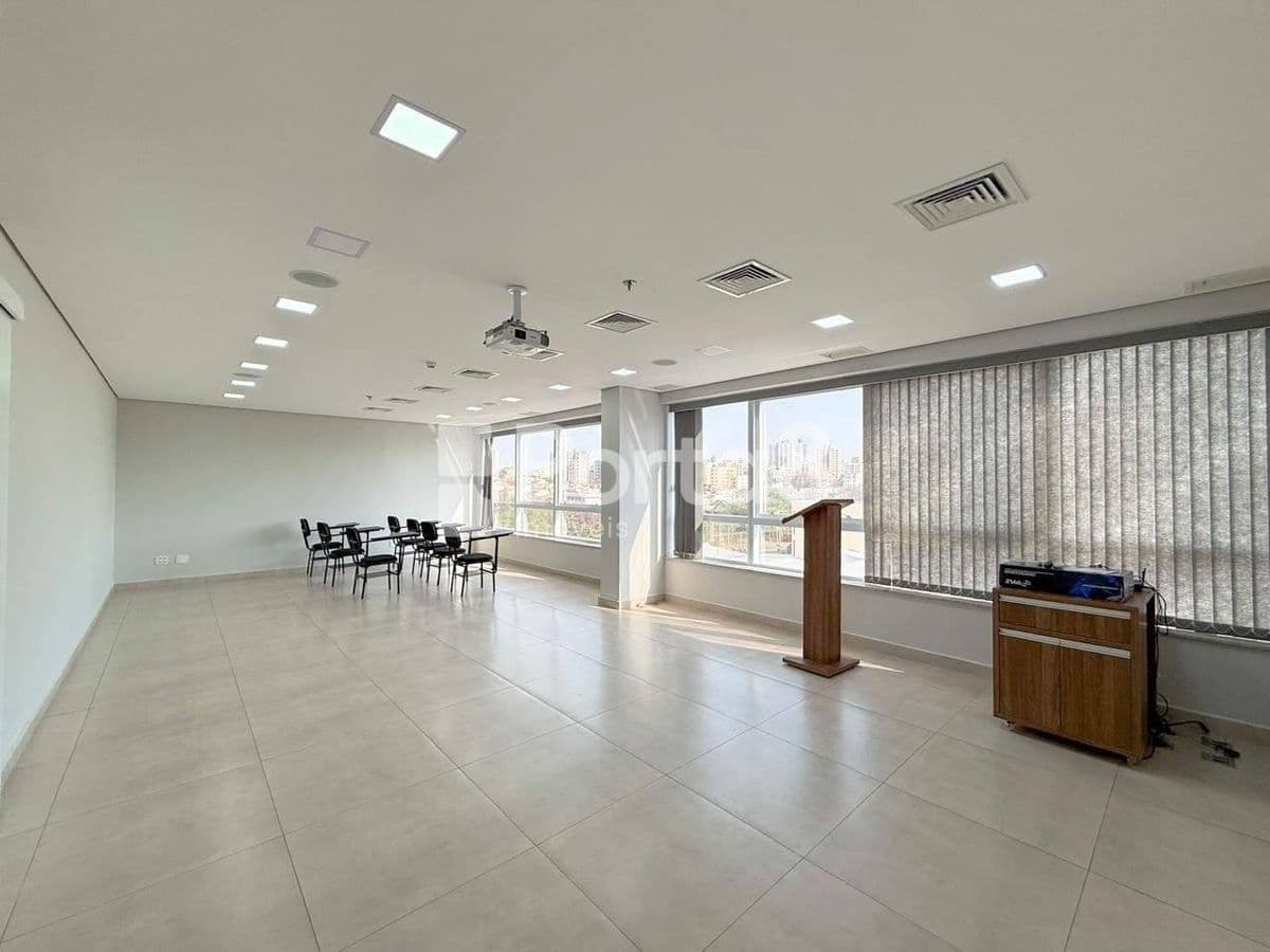 Sala Comercial Ampla no Navarro Building, Próximo ao Plaza Shopping