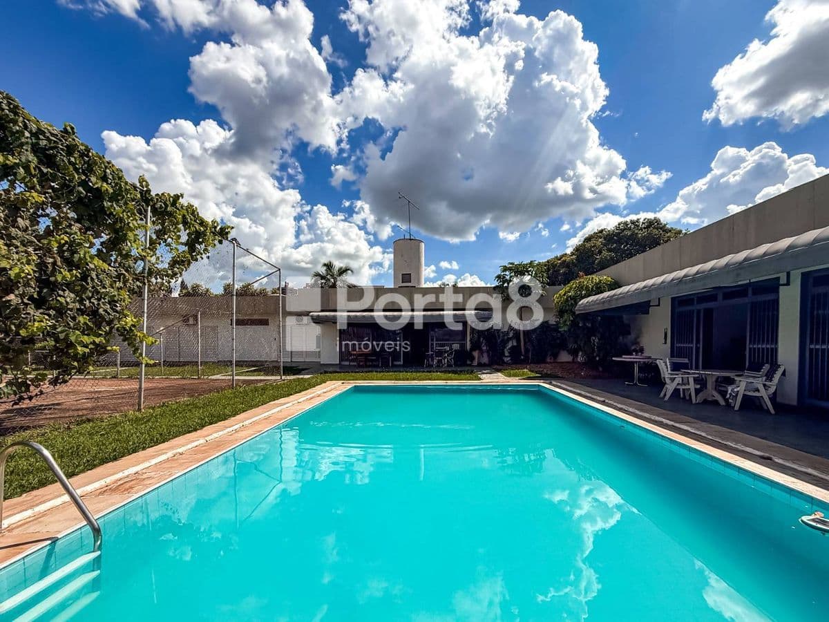 Casa Comercial 3 Suítes Vila Redentora com Piscina