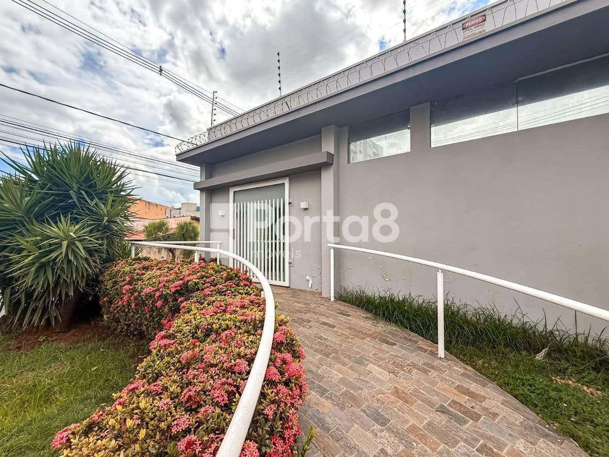 Casa Comercial com 6 Salas no Jardim Europa - Próximo Av. Andaló