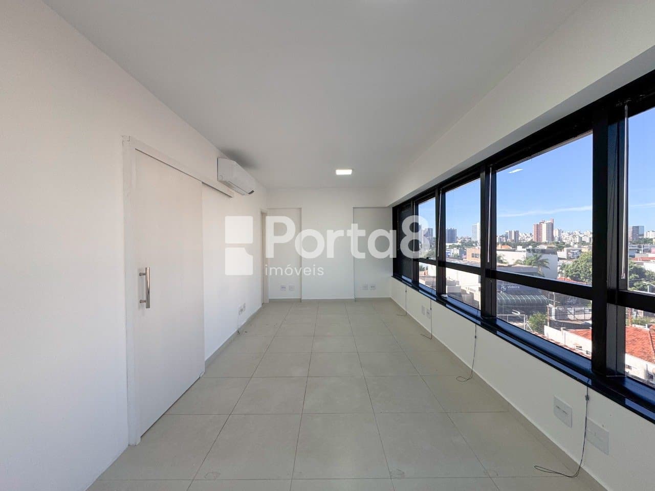 Sala Comercial 40m² no Centro com 1 Vaga e Boa Iluminação