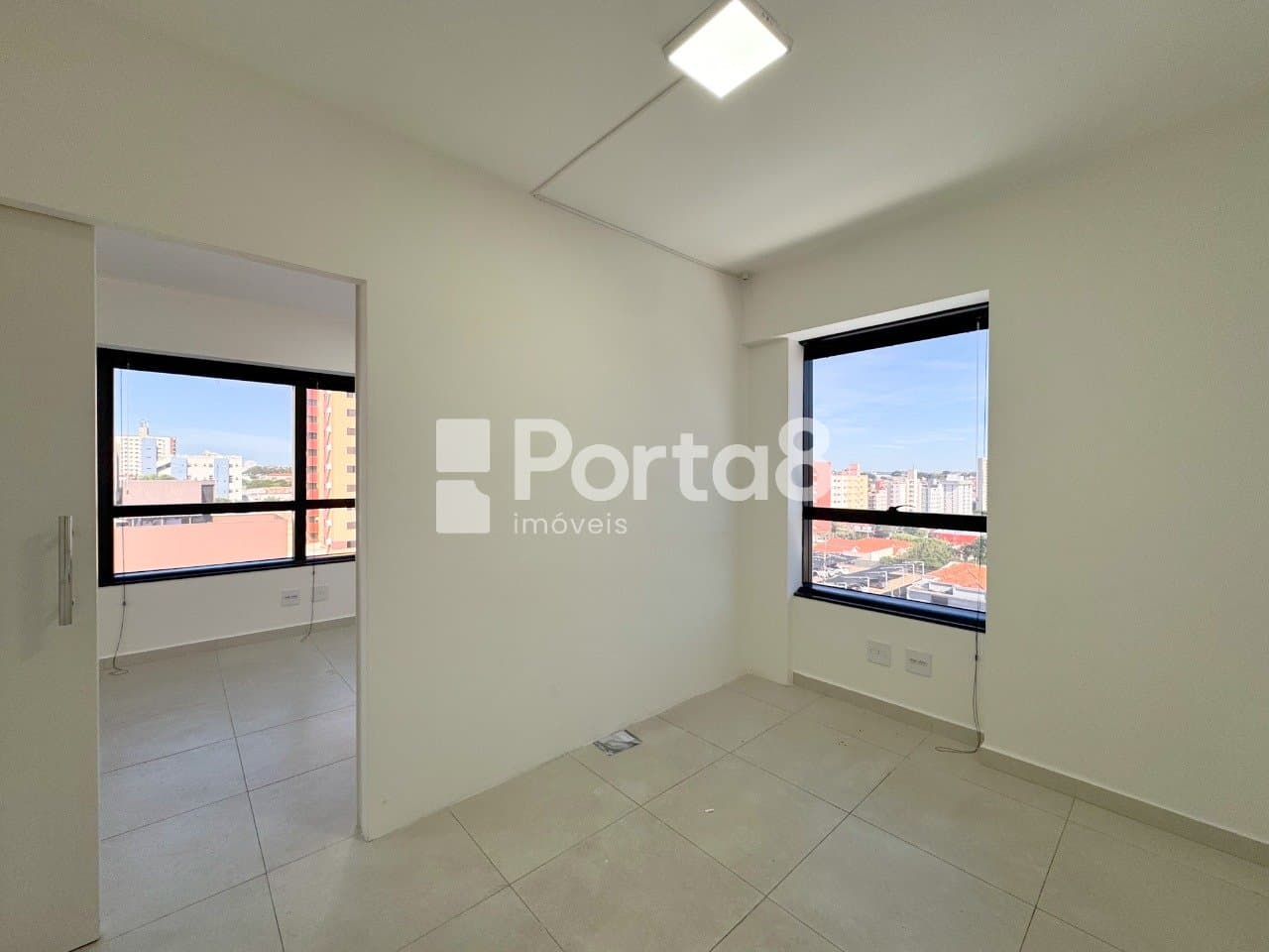 Sala Comercial 40m² no Centro com 1 Vaga e Boa Iluminação - Foto 2