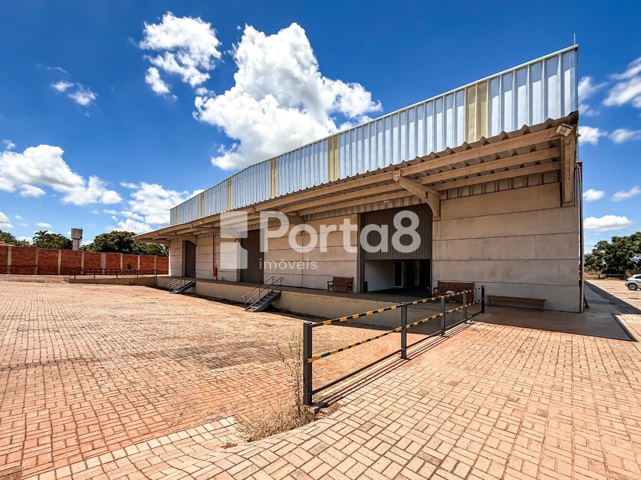 Galpão 2400m² Fazenda Retiro com 6 Banheiros e Amplo Espaço