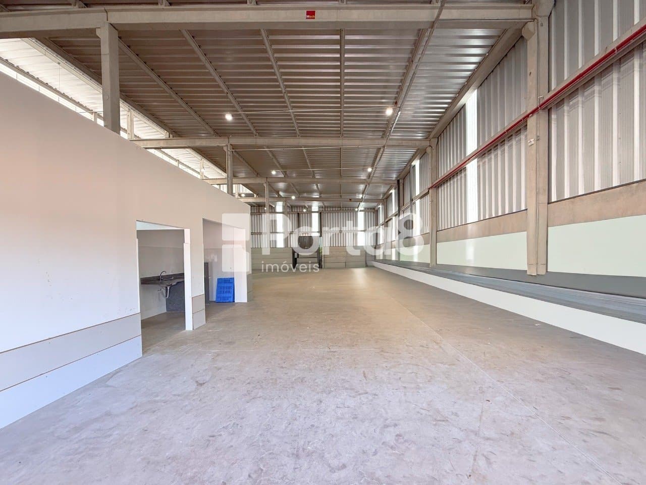 Galpão 2400m² Fazenda Retiro com 6 Banheiros e Amplo Espaço - Foto 2