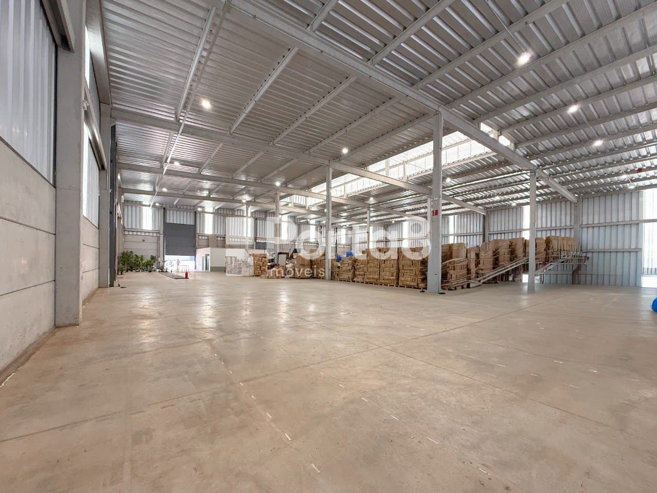 Galpão 2400m² Fazenda Retiro com 6 Banheiros e Amplo Espaço - Foto 4