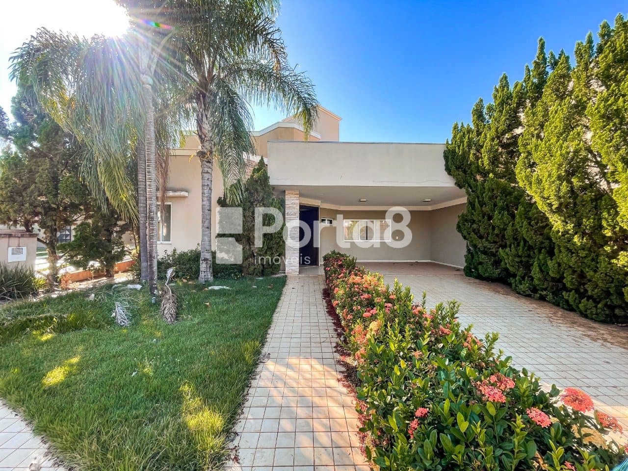 Casa 3 Suítes em Residencial Gaivota I com 4 Vagas e Jardim